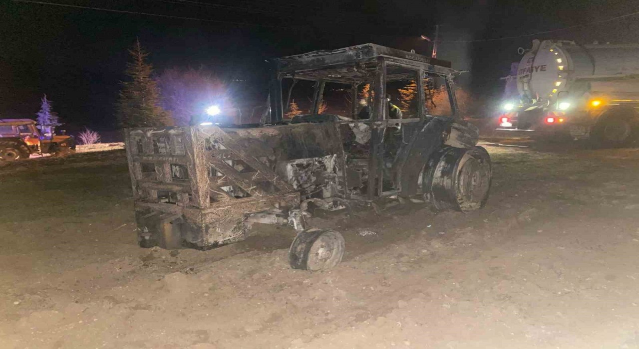 Tokattaki yangında samanlık ve traktör küle döndü