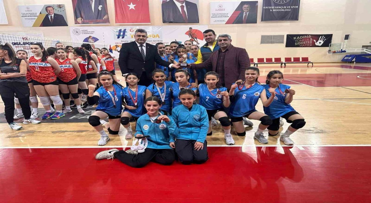 Tomarza Belediyespor kız voleybolda Kayseri 4.sü oldu