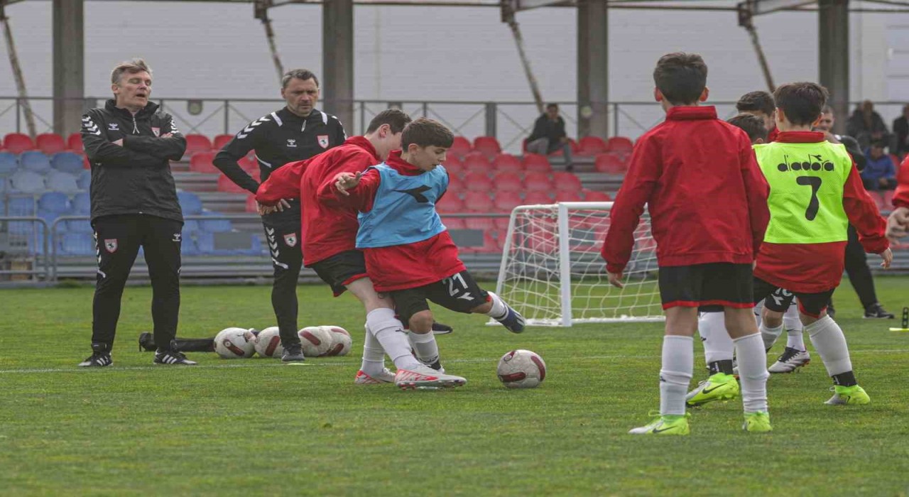 Toulouse FC antrenörleri, minik Samsunspor futbolcularıyla antrenmana çıktı