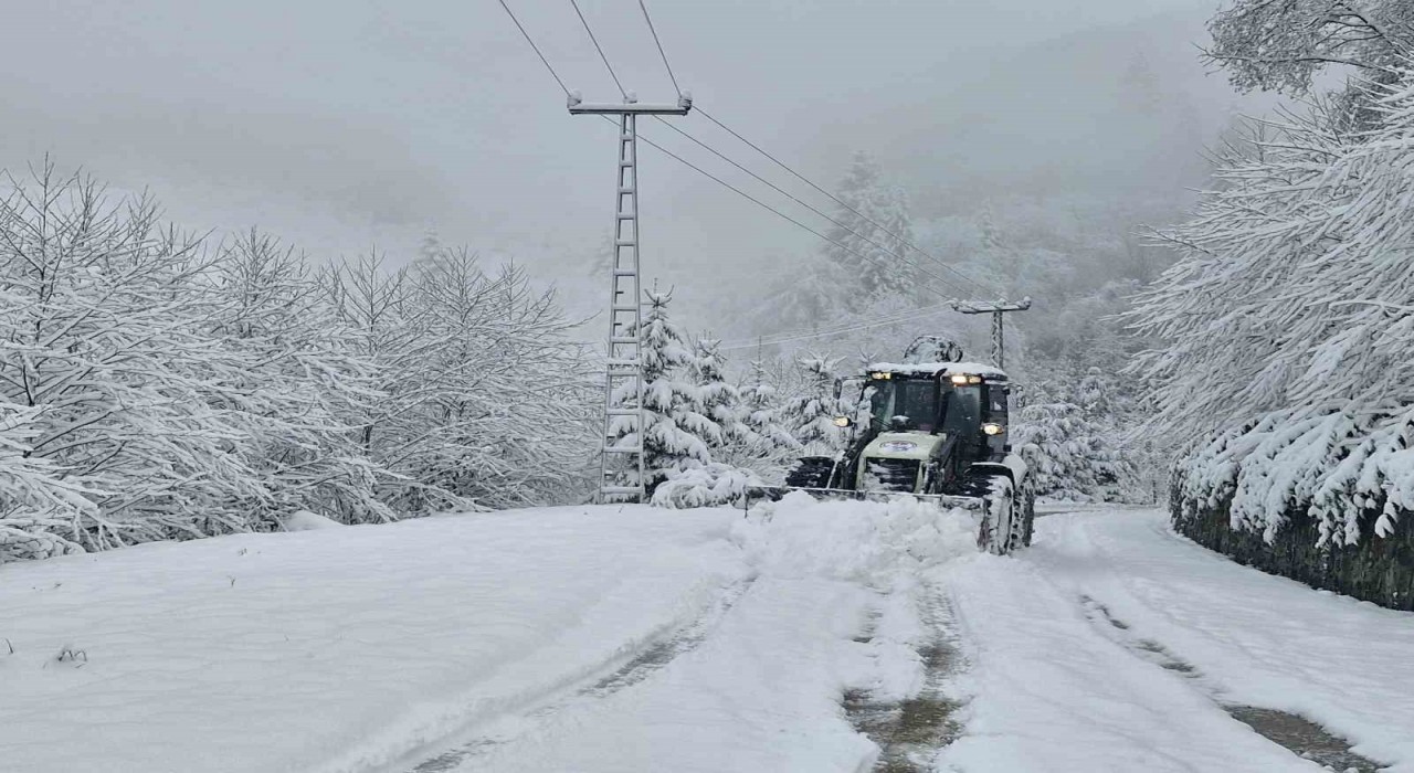 Trabzonda 124 mahalle yolu kar nedeniyle ulaşıma kapandı