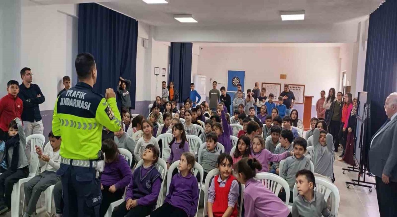 Trafik jandarmasından öğrencilere eğitim