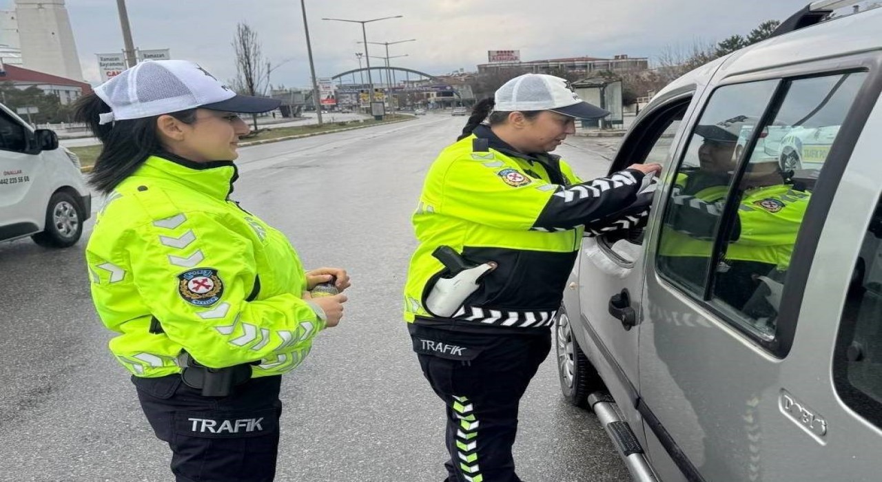 Trafik polislerinden bayramda tatlı mola
