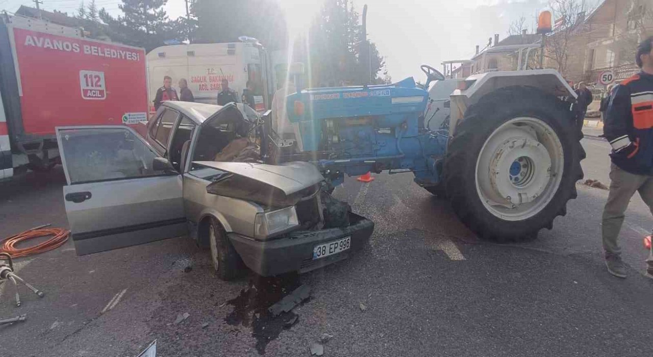 Traktör ile otomobil çarpıştı 1 ölü, 3 yaralı