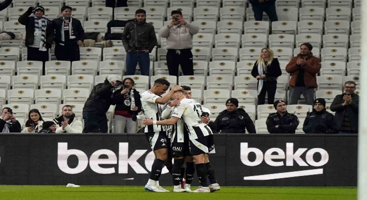 Trendyol Süper Lig: Beşiktaş: 1 - Kayserispor: 0 (İlk yarı)