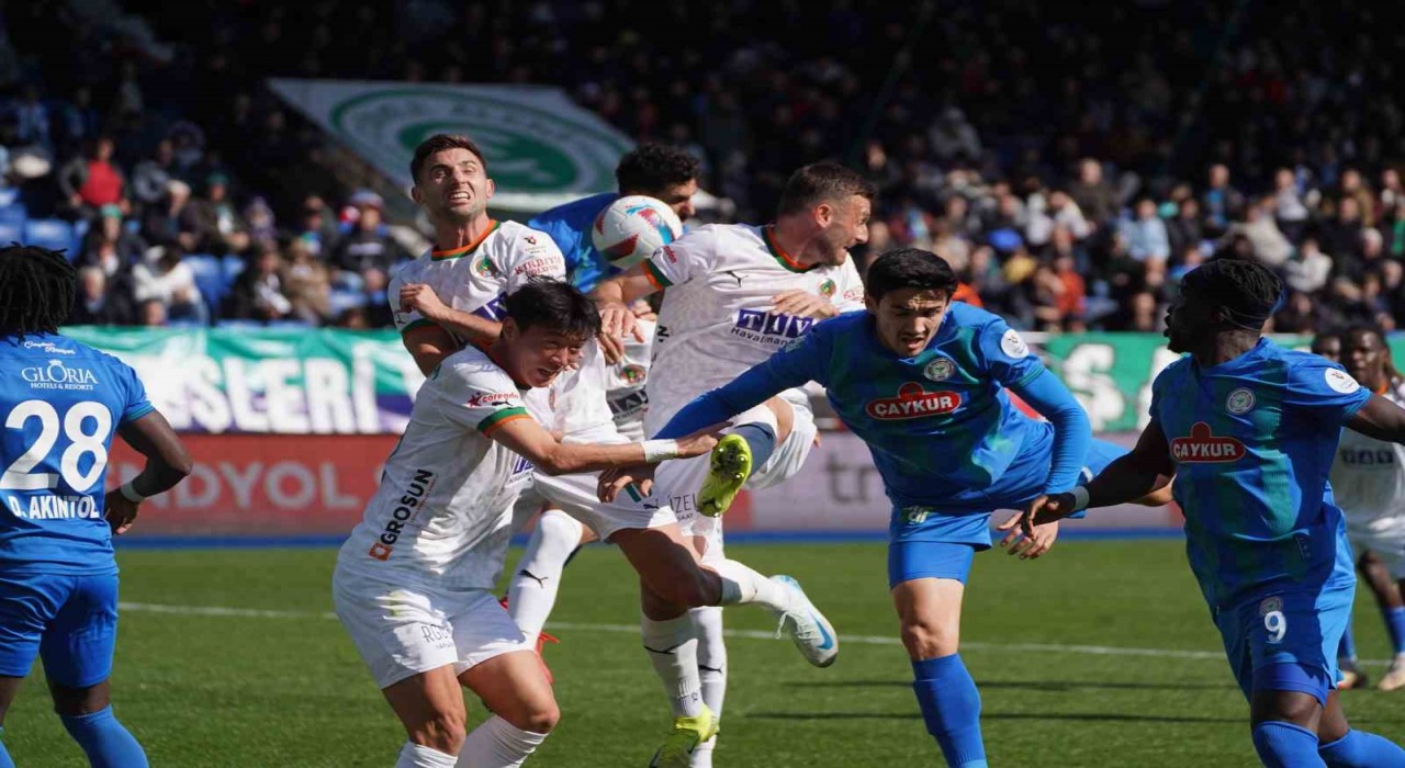 Trendyol Süper Lig: Çaykur Rizespor: 0 - Alanyaspor: 0 (İlk yarı)