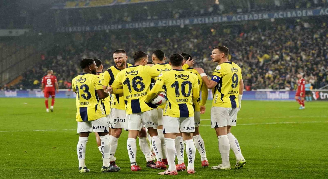 Trendyol Süper Lig: Fenerbahçe: 3 - Antalyaspor: 0 (İlk yarı)