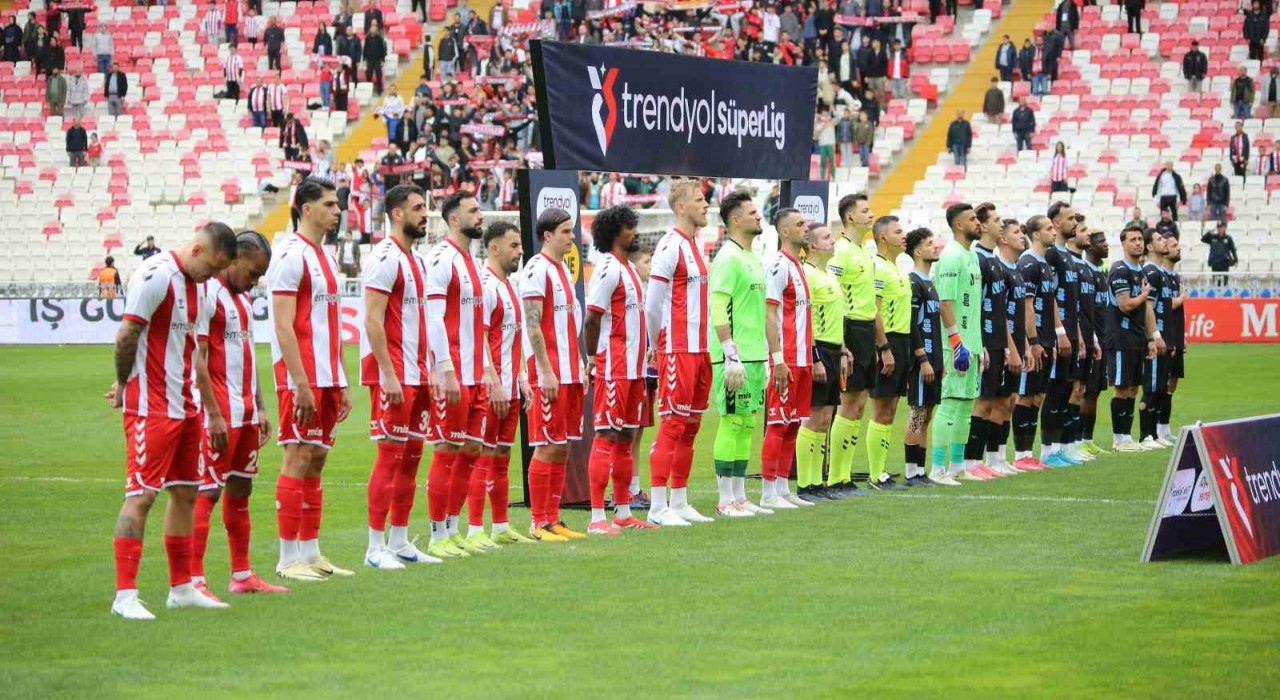 Trendyol Süper Lig: Sivasspor: 2 - Adana Demirspor: 1 (İlk yarı)