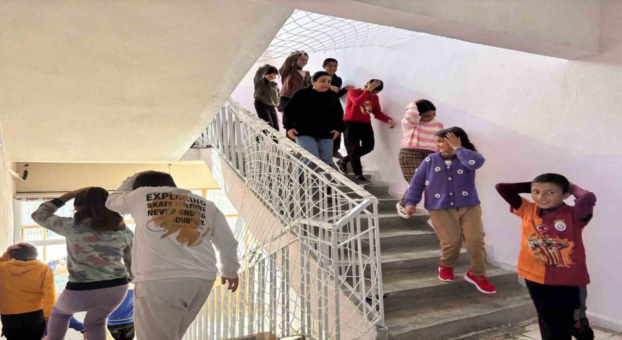 Tuncelide afet farkındalık eğitimleri devam ediyor