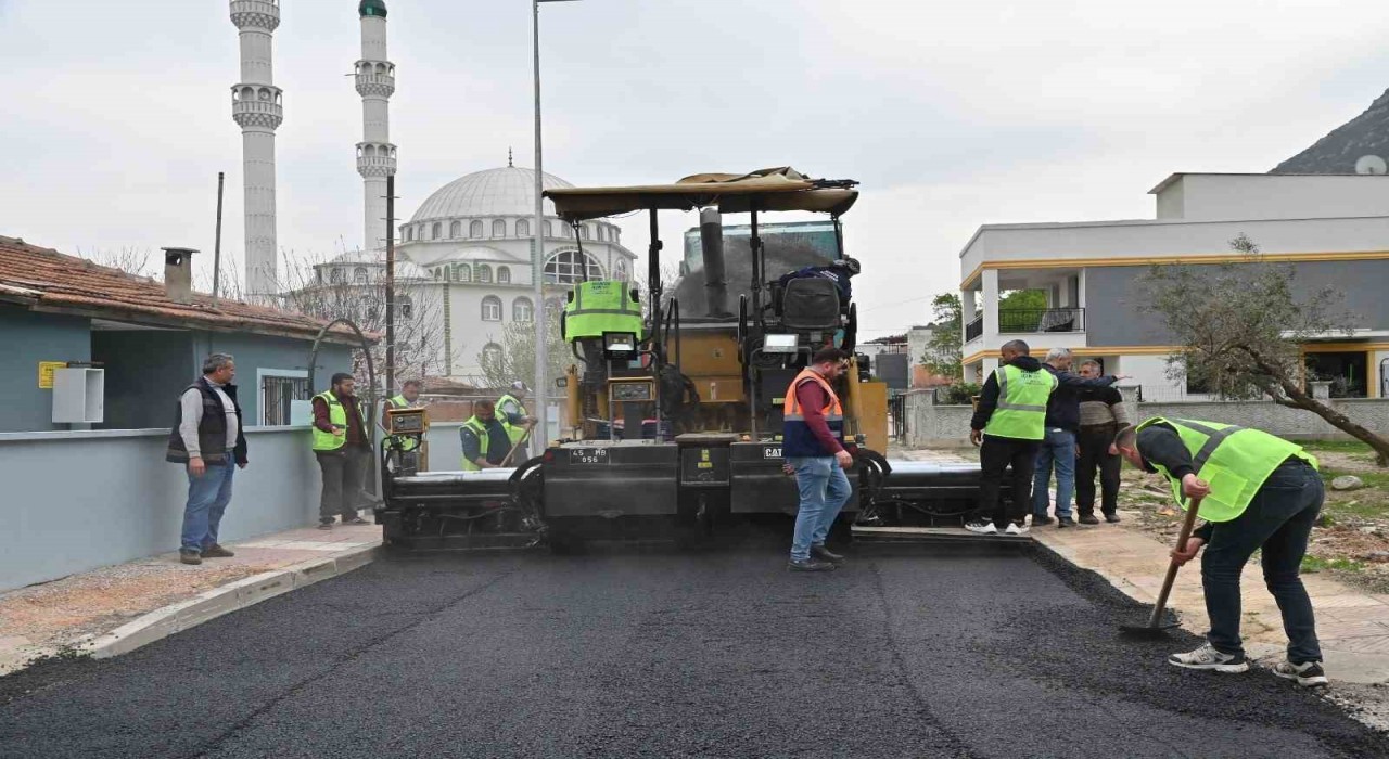 Turgut Özal Mahallesinin yollarını yeniliyor