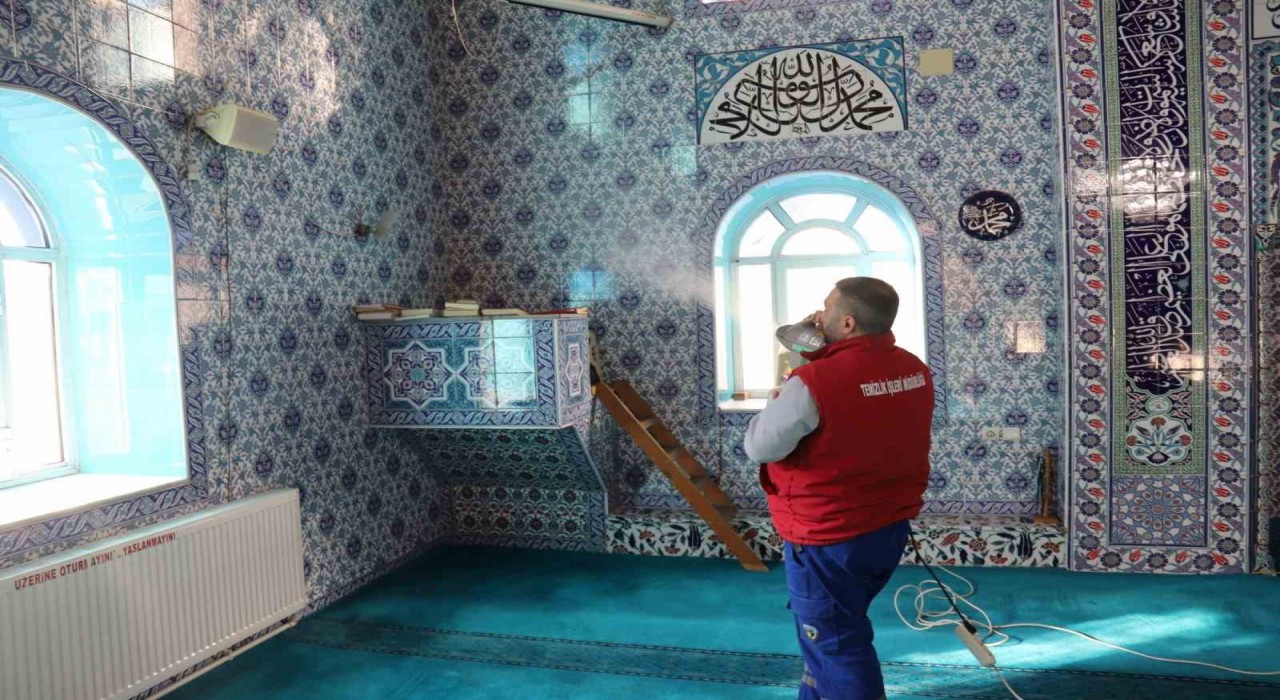 Turgutluda camiler gül koktu
