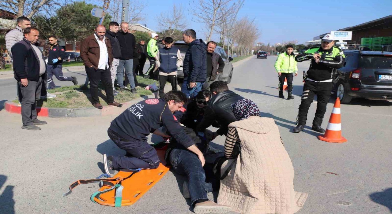 Turgutluda otomobil ile motosiklet çarpıştı: 2 yaralı