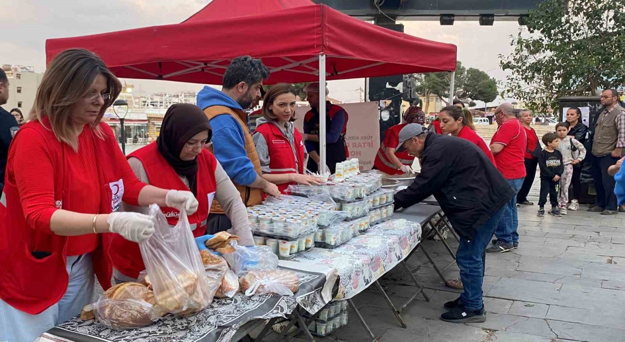 Türk Kızılay Alaşehirde Ramazan boyunca 11 bin kişiye iftar verdi