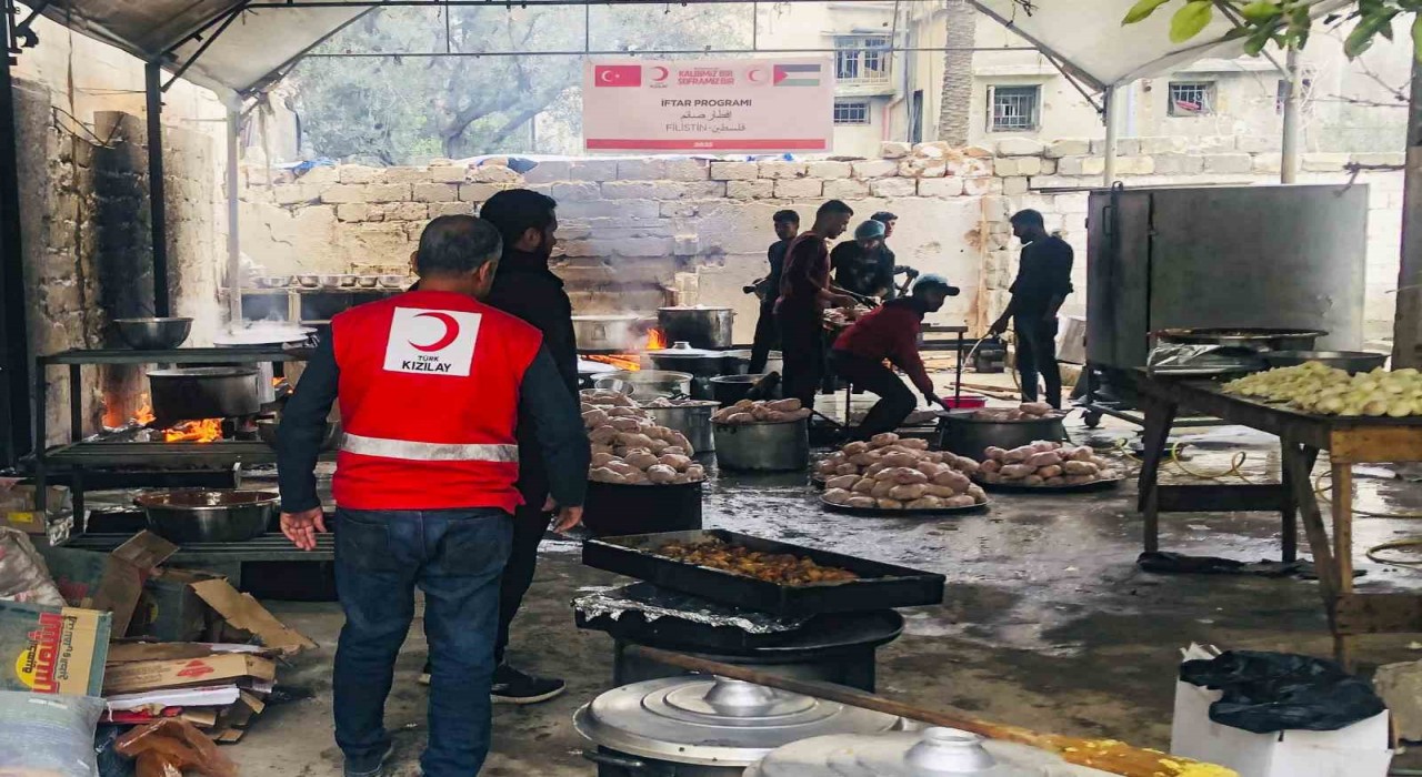Türk Kızılay Gazzede her gün 30 bin kişilik iftar veriyor