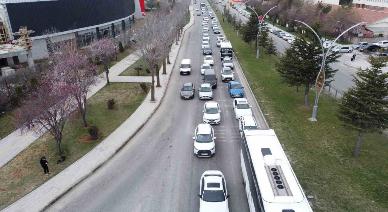 Türkiyenin kilit kavşaklarından Yozgat E-88 karayolunda bayram trafiği yoğunluğu