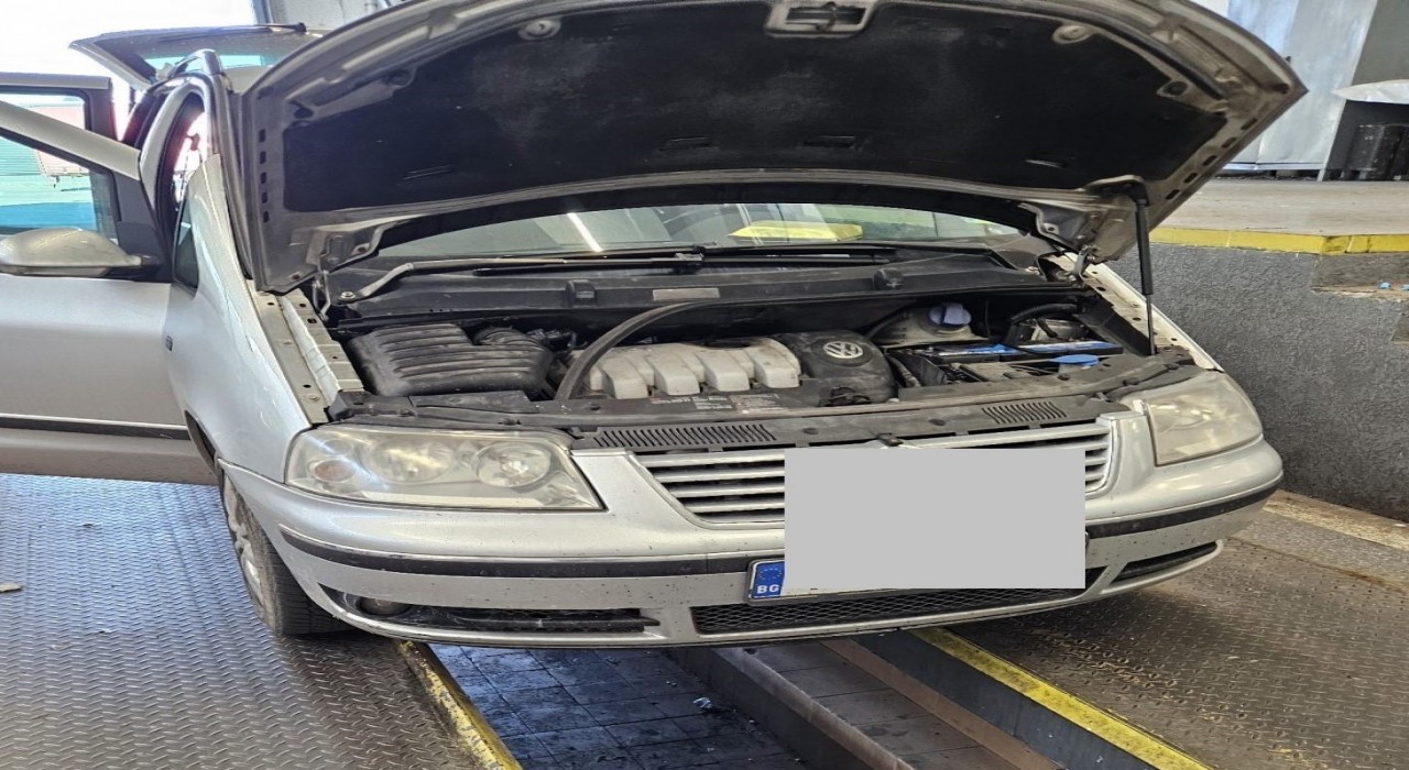 Türkiyeye sokulmak istenen otomobilin akaryakıt deposuna gizlenen 12 kilo 180 gram esrar ele geçirildi