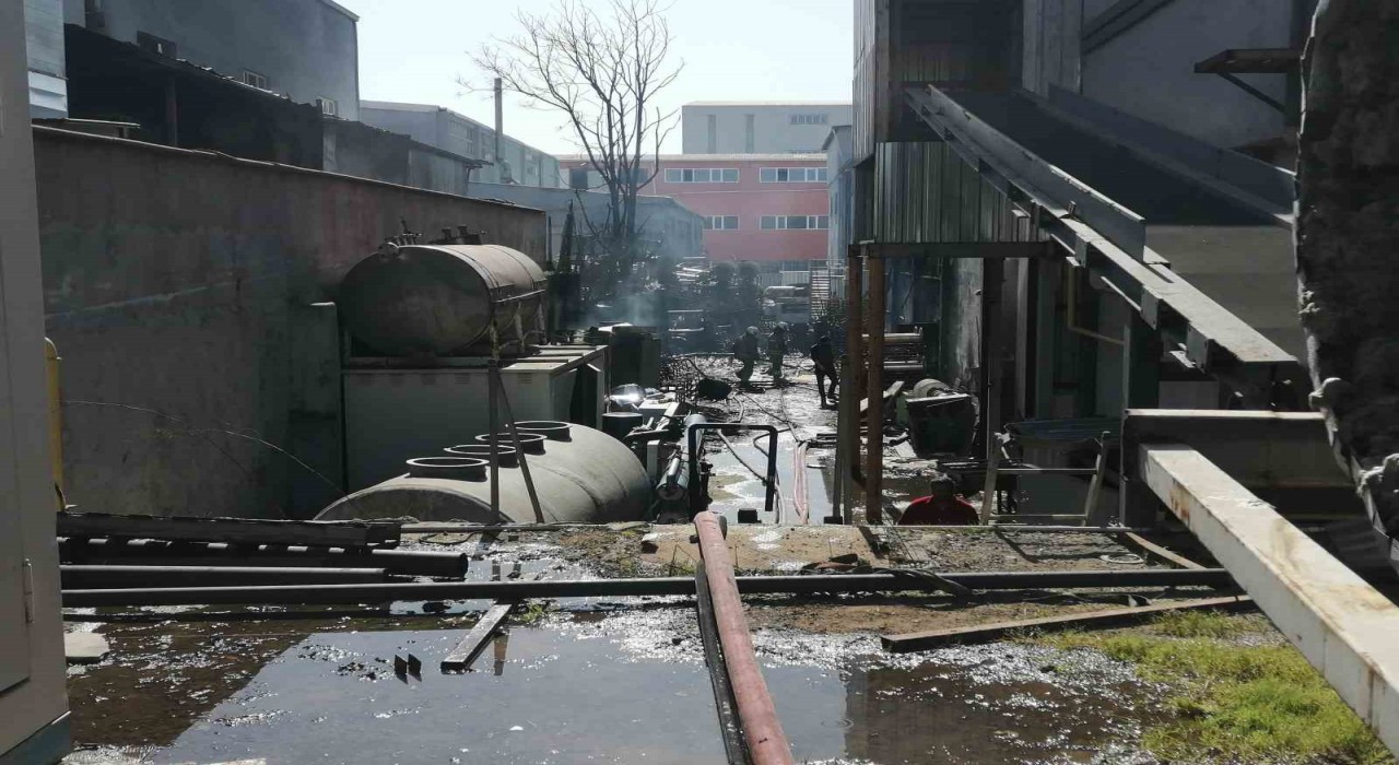 Tuzlada organize sanayi bölgesinde çıkan yangın söndürüldü