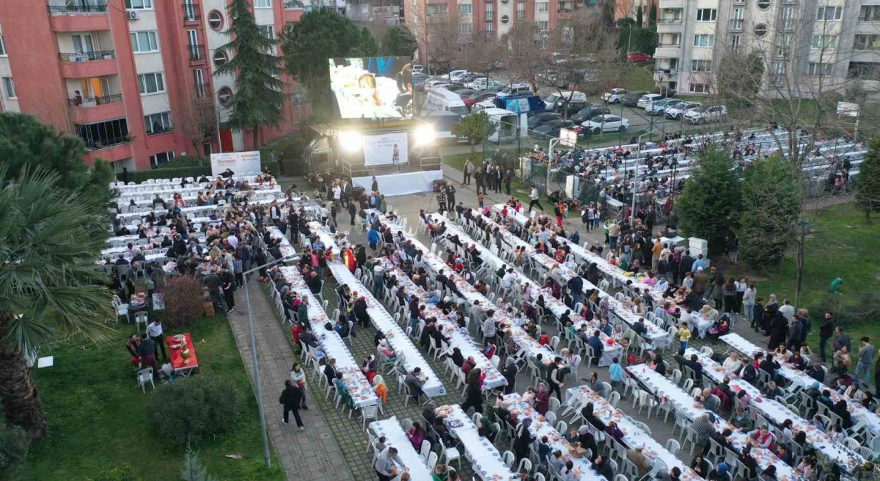 Tuzlada Ramazanın bereketi sokak iftarlarında paylaşılıyor