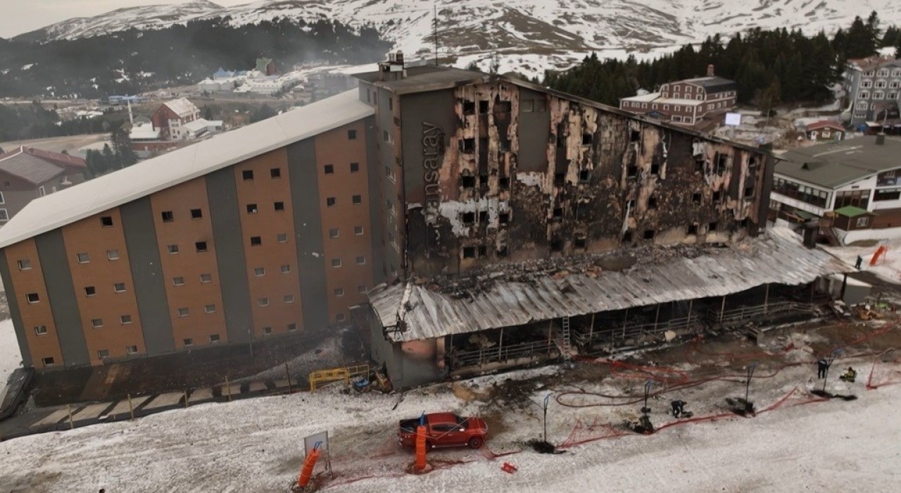 Uludağda yanan otel günün ağırınca dronla böyle görüntülendi