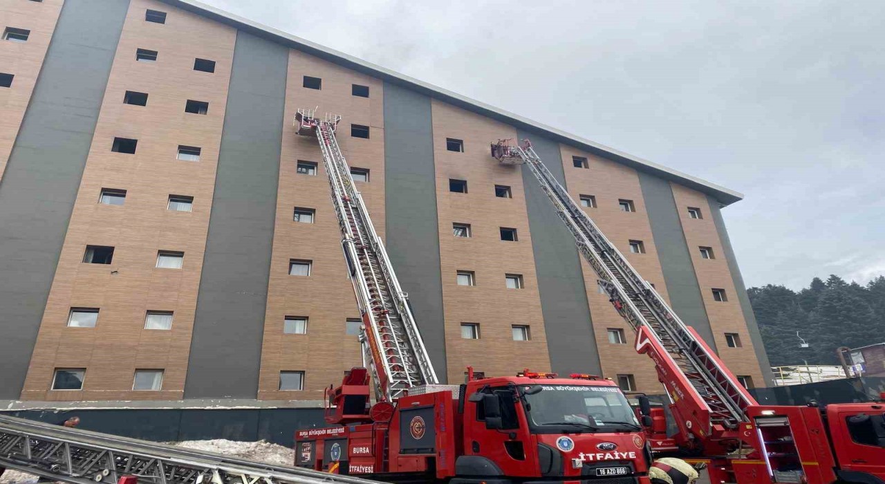 Uludağdaki Kervansaray Otel yangınında 3 kişi dumandan etkilendi
