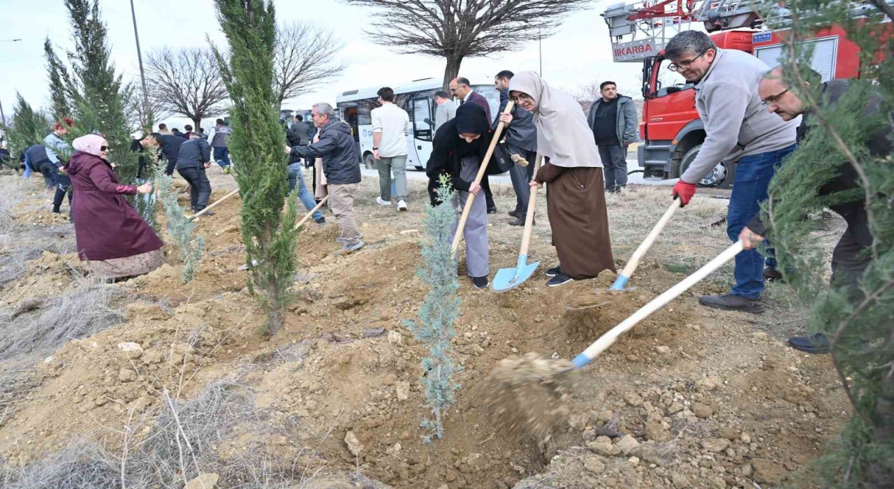 Üniversite kampüsünde aileler için fidanlar toprakla buluşturuldu