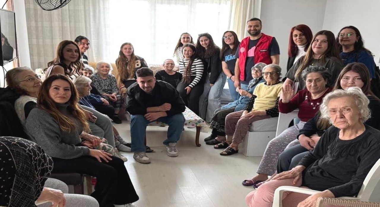 Üniversite öğrencileri yaşlı çınarları unutmadı