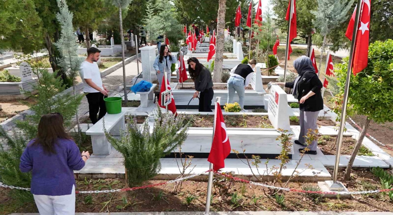 Üniversitelilerden bayram öncesi anlamlı hareket: Şehitlerimizin sayesinde bu güzel ülkede yaşıyoruz