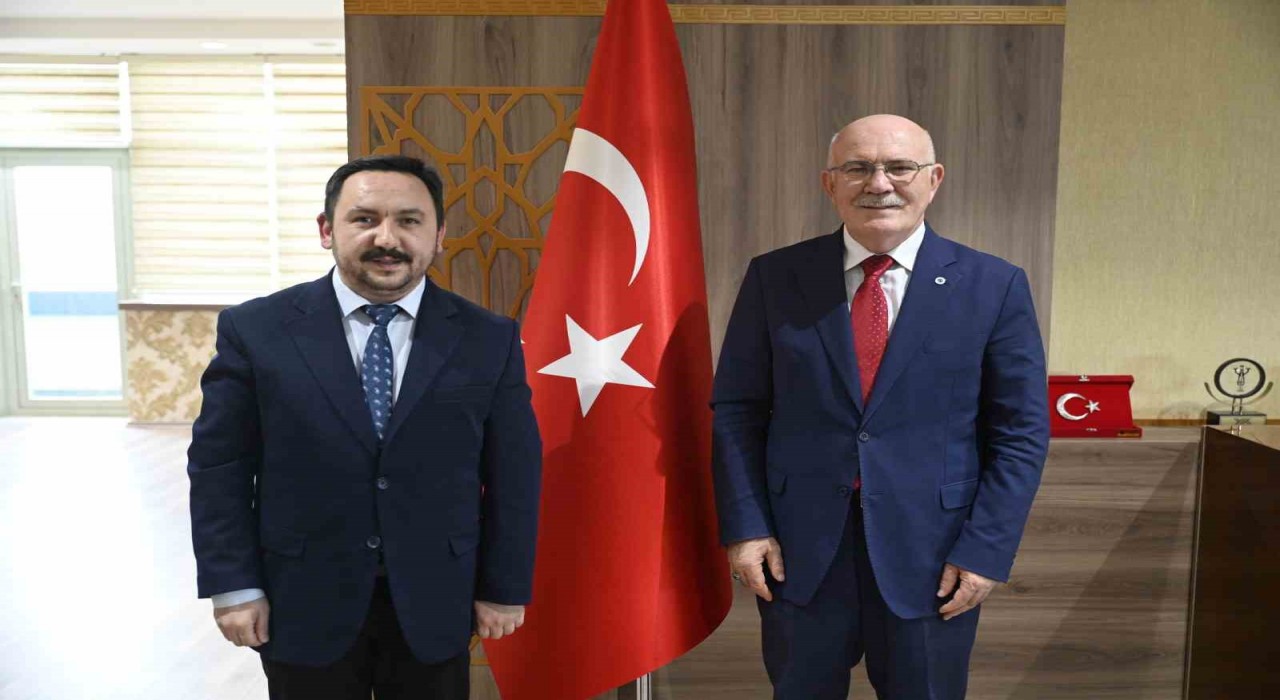 Uşak Kent Konseyinden Uşak Üniversitesi öğrencilere hediye çeki verildi