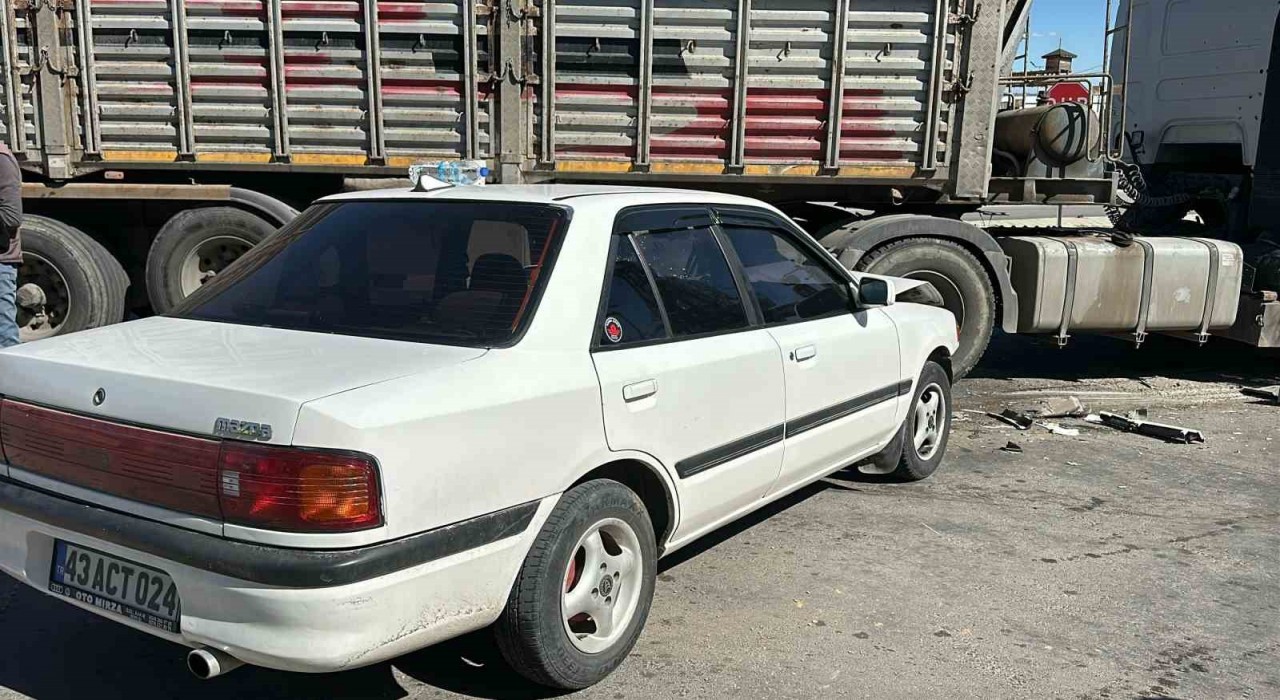 Uşakta 2 aracın çarpıştığı kazada 1 sürücü yaralandı