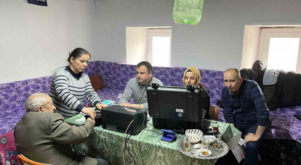Uşakta 253 vatandaşın başvuruları adreslerinde alındı