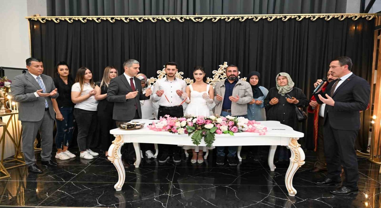Uşakta Aile ve Gençlik Fonundan destek alan ilk çiftin nikahı kıyıldı