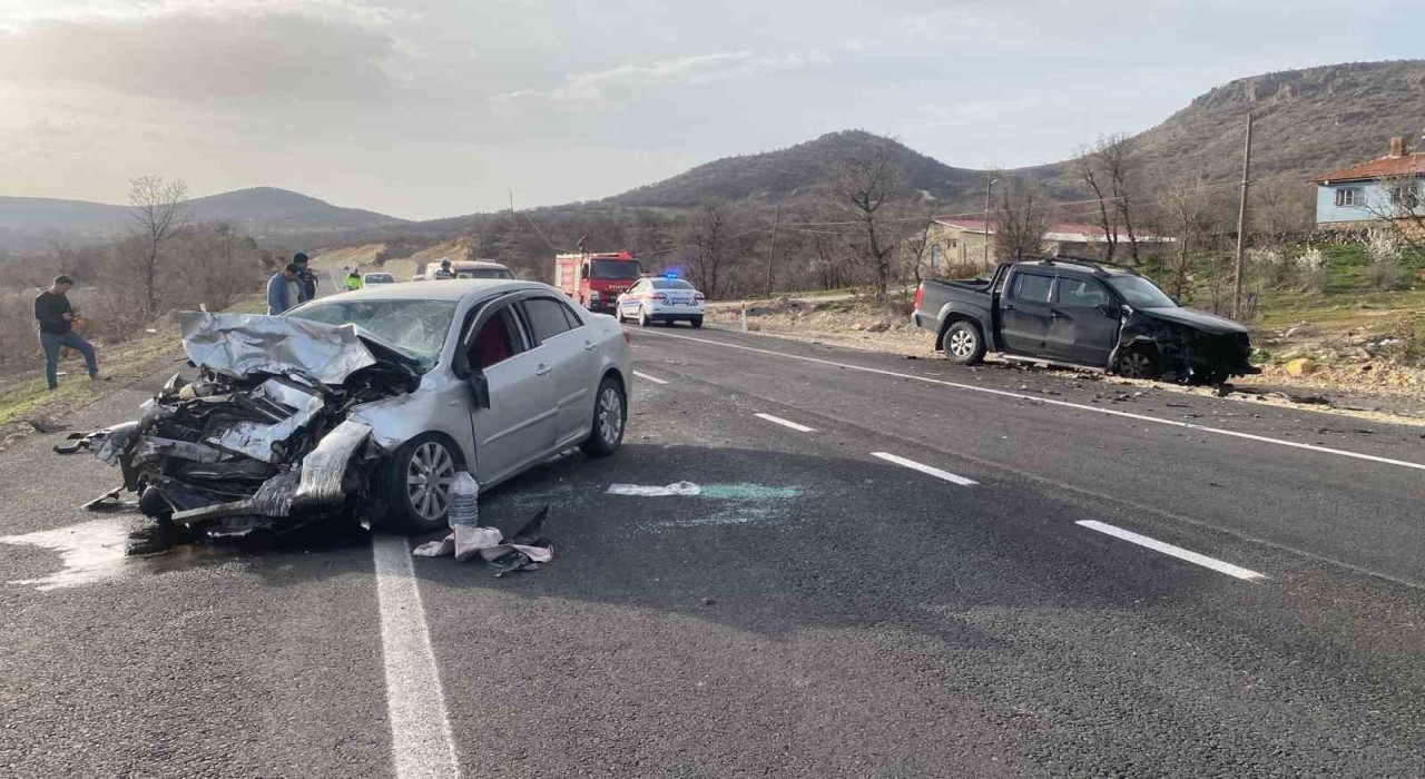 Uşak’ta Trafik Kazası: 1 Ölü, 2 Yaralı
