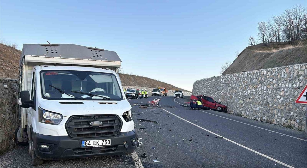 Uşakta otomobil ile kamyonet çarpıştı: 2 ölü, 1 yaralı