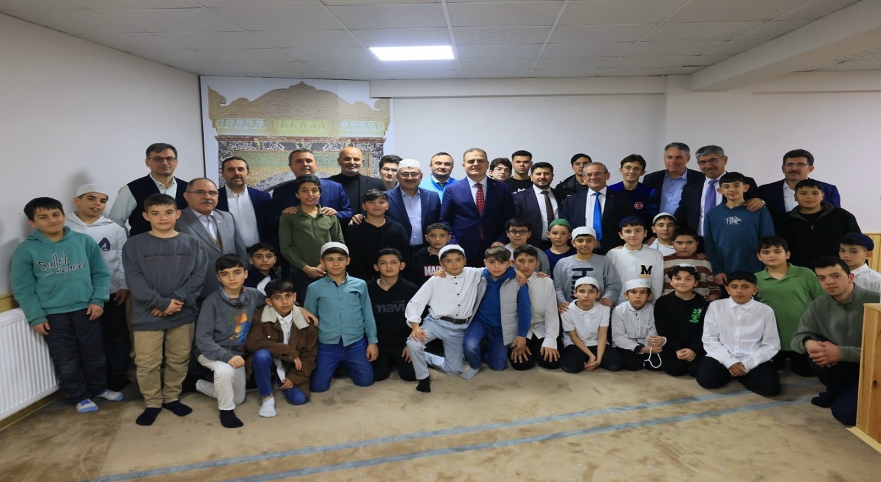 Vali Akbıyık, Kuran Kursunda öğrencilerle iftar programında buluştu