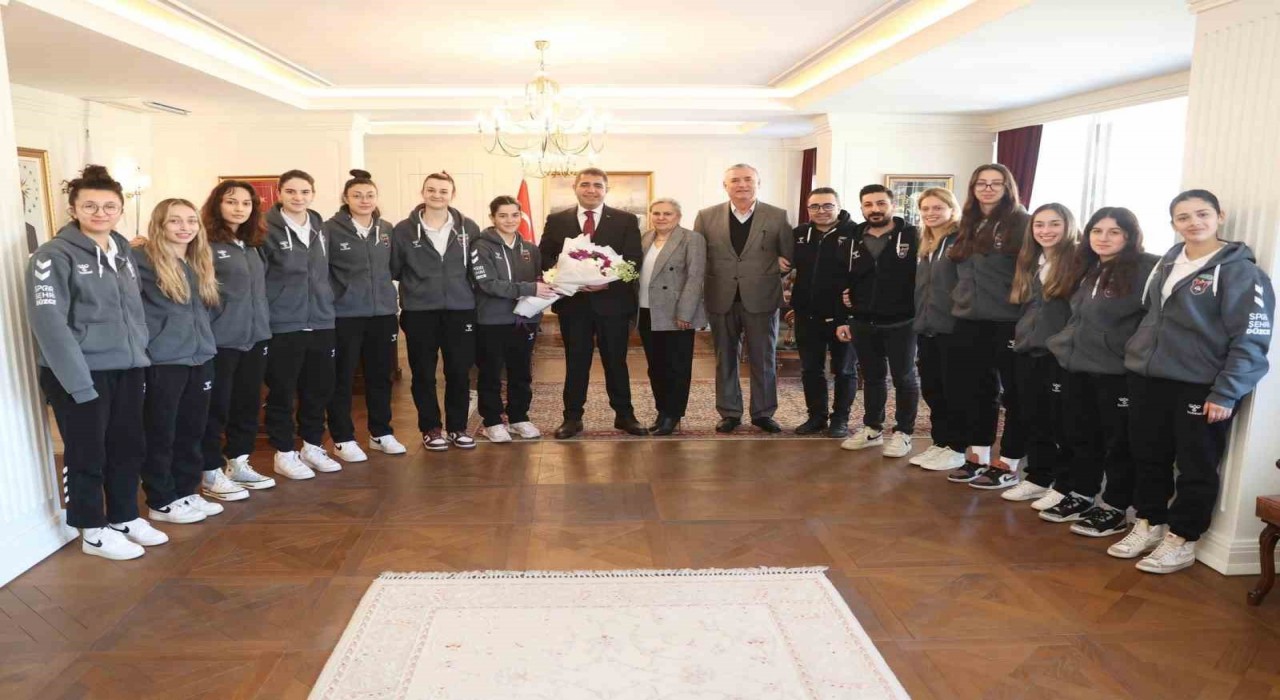Vali Aslan, Düzce Atletik sporcularını ağırladı
