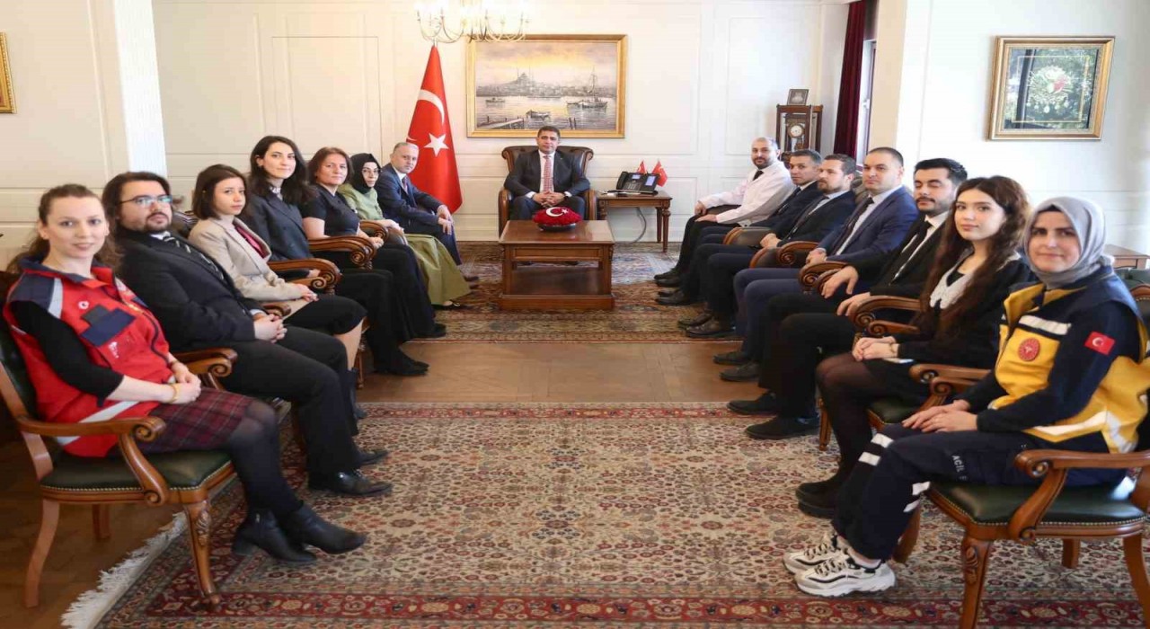 Vali Aslan şifa dağıtan elleri ağırladı
