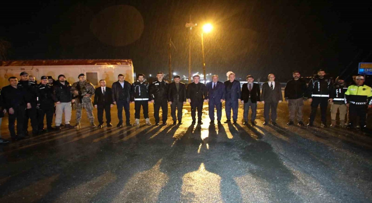 Vali Aydoğdu, yol kontrol noktalarını ziyaret edip sürücülere şeker ikram etti