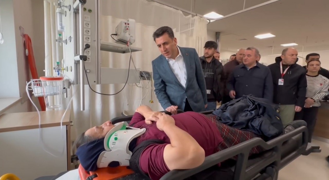 Vali Aygöl, otobüs kazası yaralılarını hastanede ziyaret etti