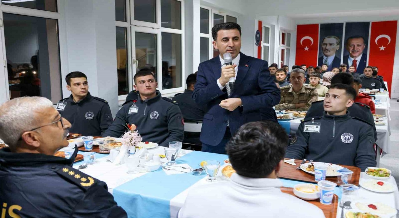 Vali Aygöl, polis adaylarıyla bir araya geldi