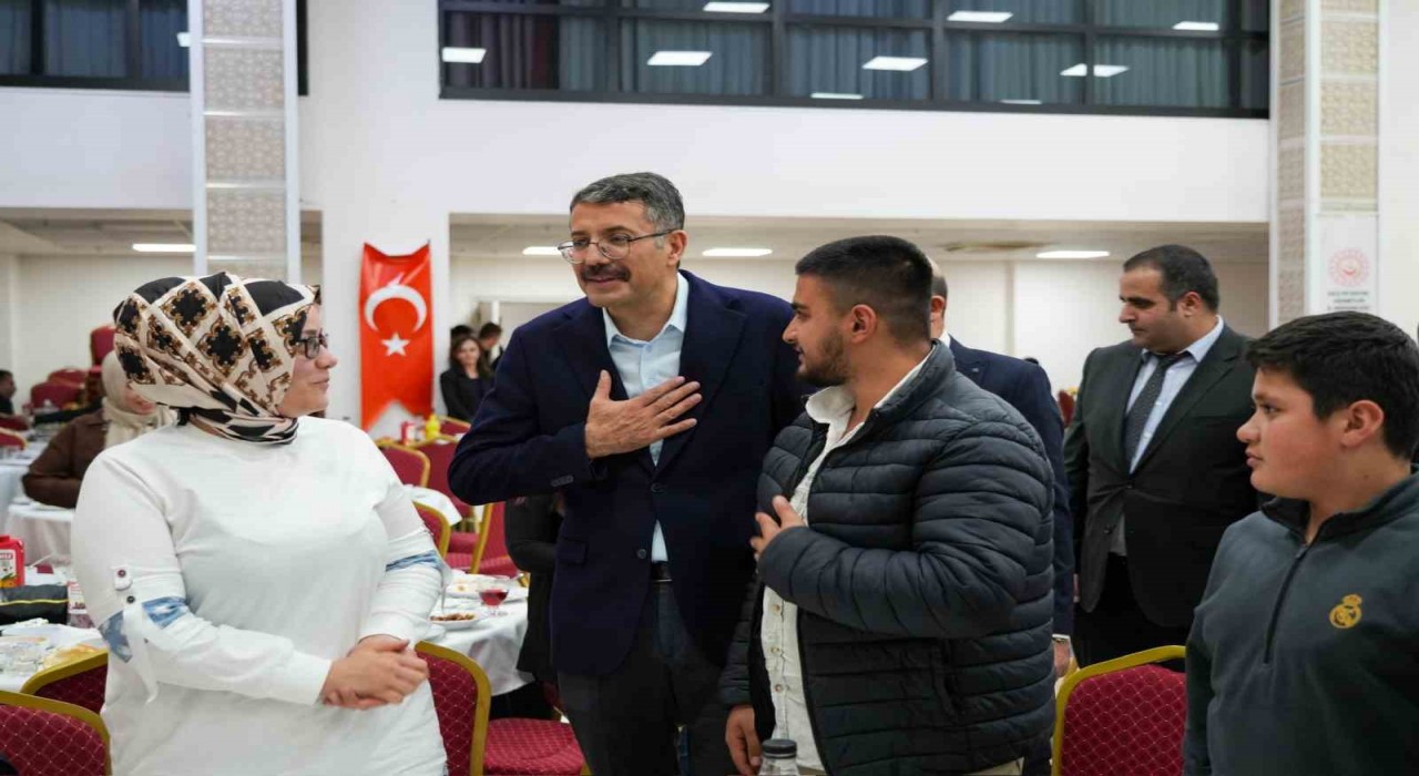 Vali Çelik, iftarda yetimlerle buluştu