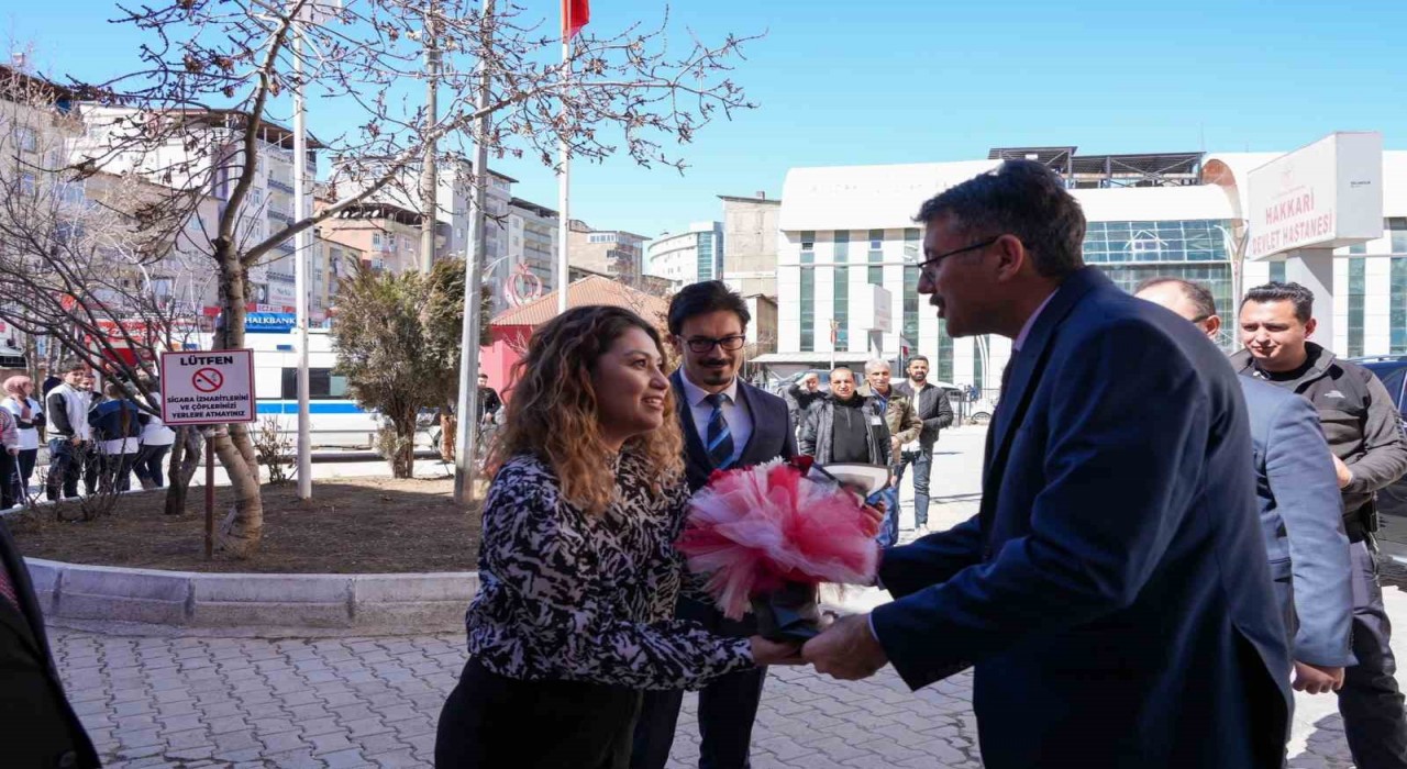 Vali Çelikten Hakkâri Devlet Hastanesine tıp bayramı ziyareti