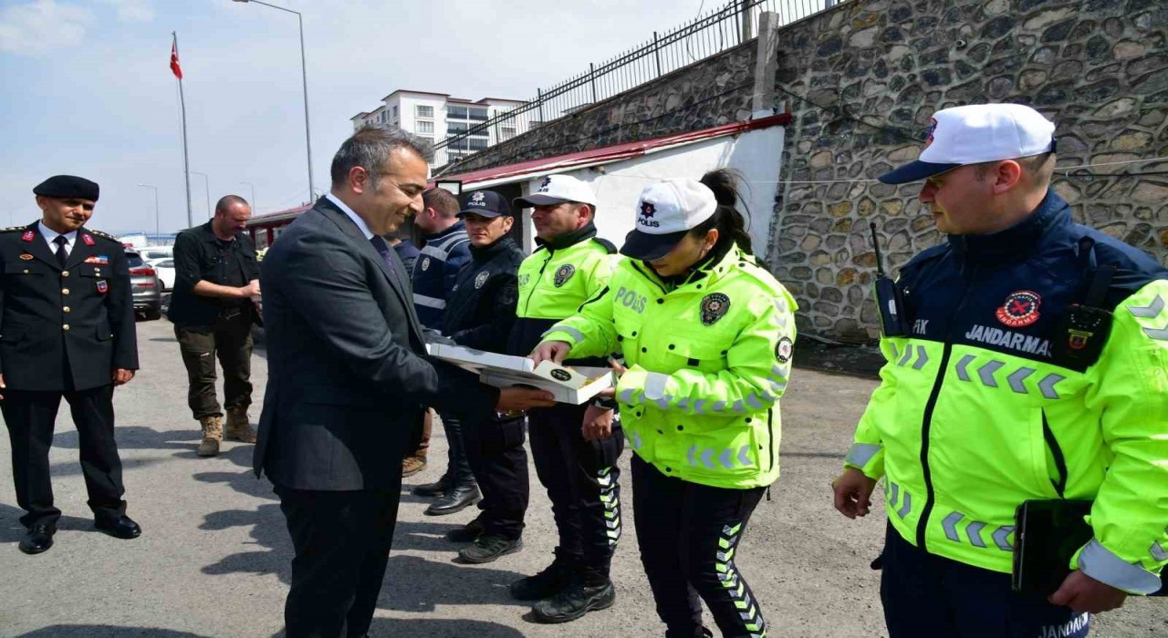 Vali Çiçek, yol kontrolünde bayram kutlayıp tatlı ikram etti