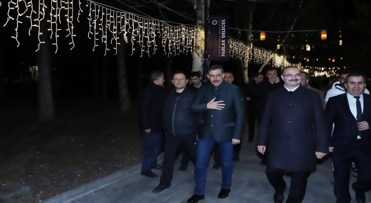 Vali Çiftçi, öğrencilerle sahur yaptı