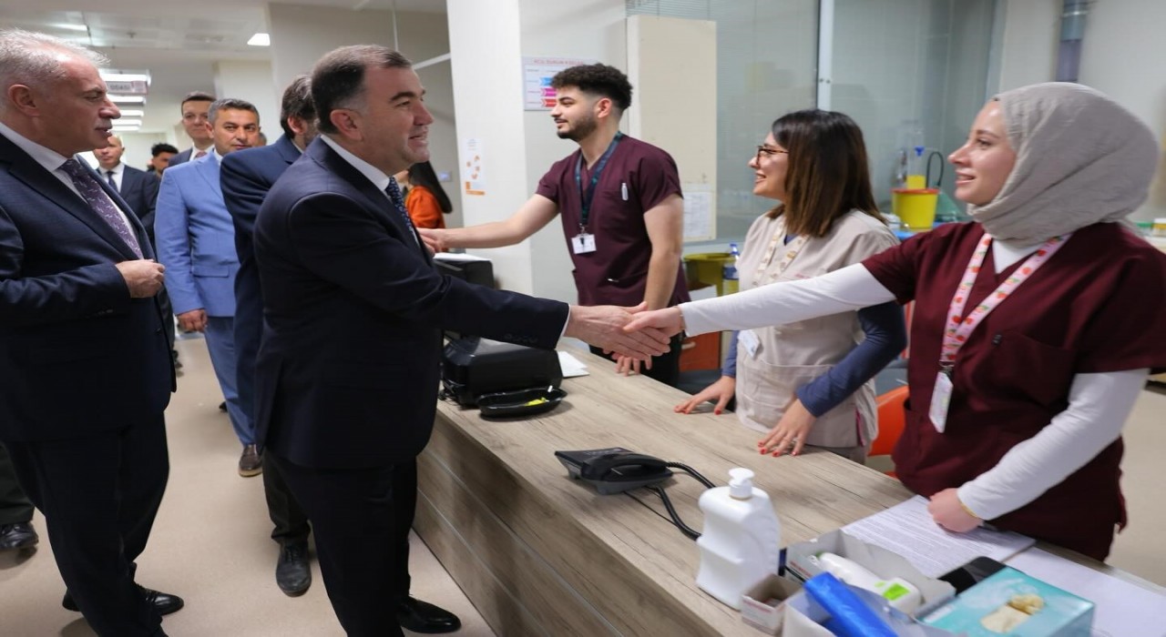Vali Eldivan, hastanede tedavi gören hastaları ziyaret etti