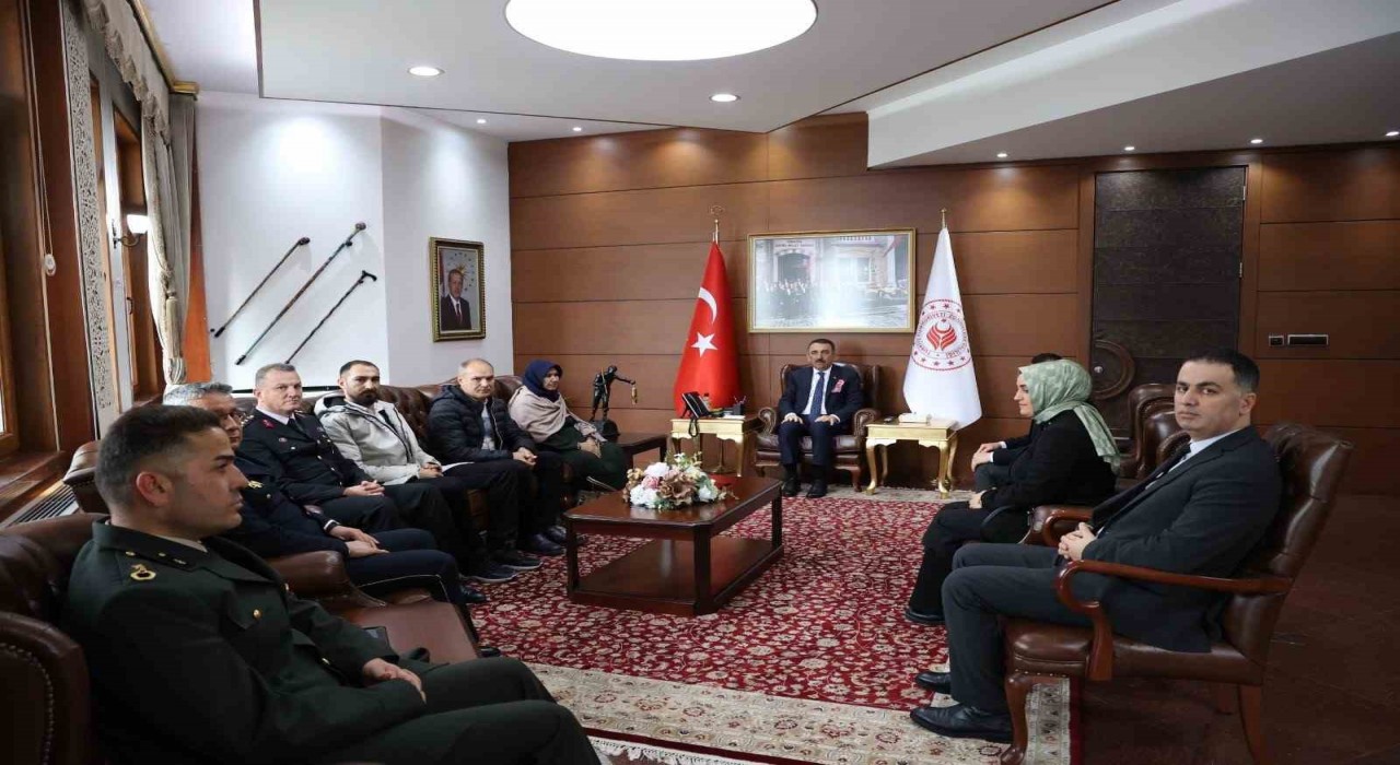 Vali Hacıbektaşoğlu, devlet övünç madalya ve beratlarını takdim etti