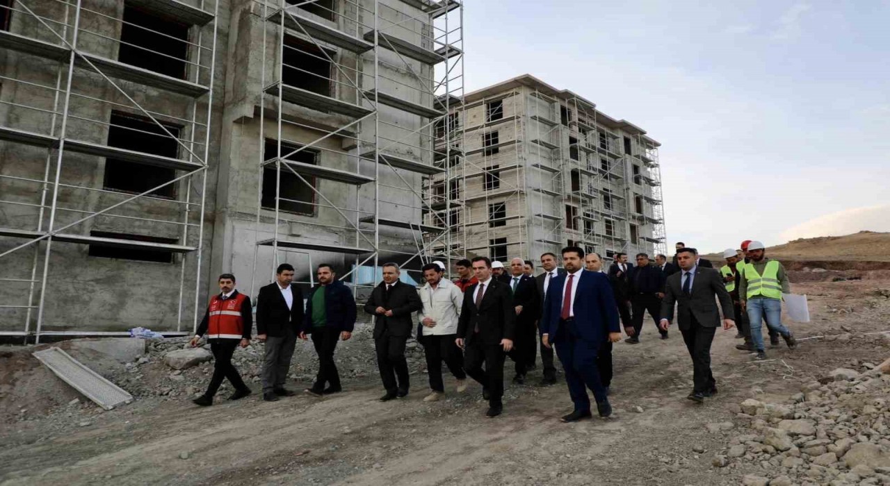 Vali Karakaya, Ahıska Türkleri için yapılan konutlarda incelemede bulundu