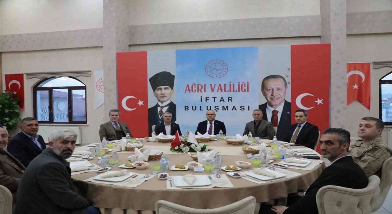 Vali Koç, muhtarlarla iftar sofrasında bir araya geldi
