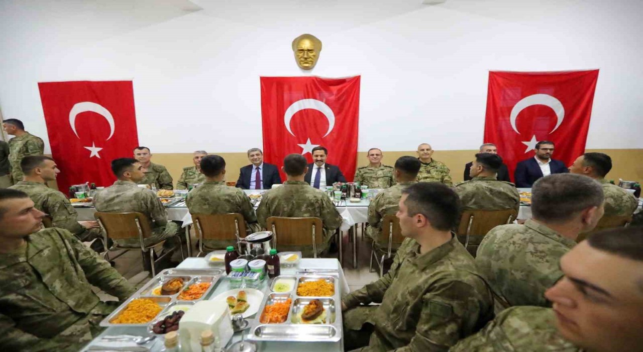 Vali Masatlı iftarını Mehmetçikle birlikte yaptı