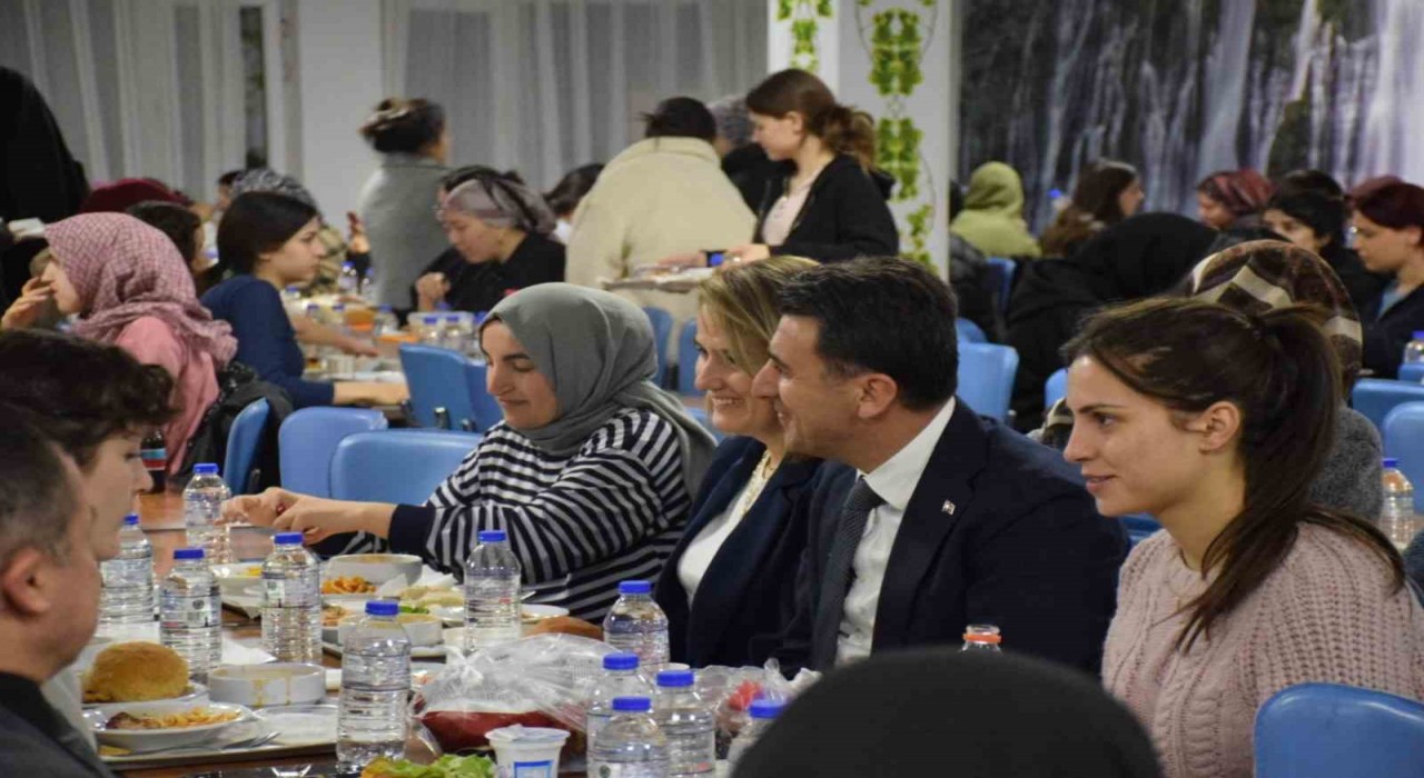 Vali öğrencilerle iftarda buluştu