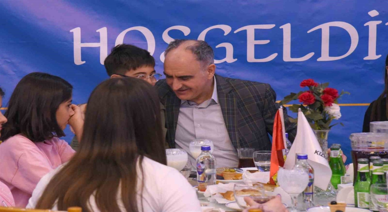 Vali Özkan çocuklarla iftarda buluştu