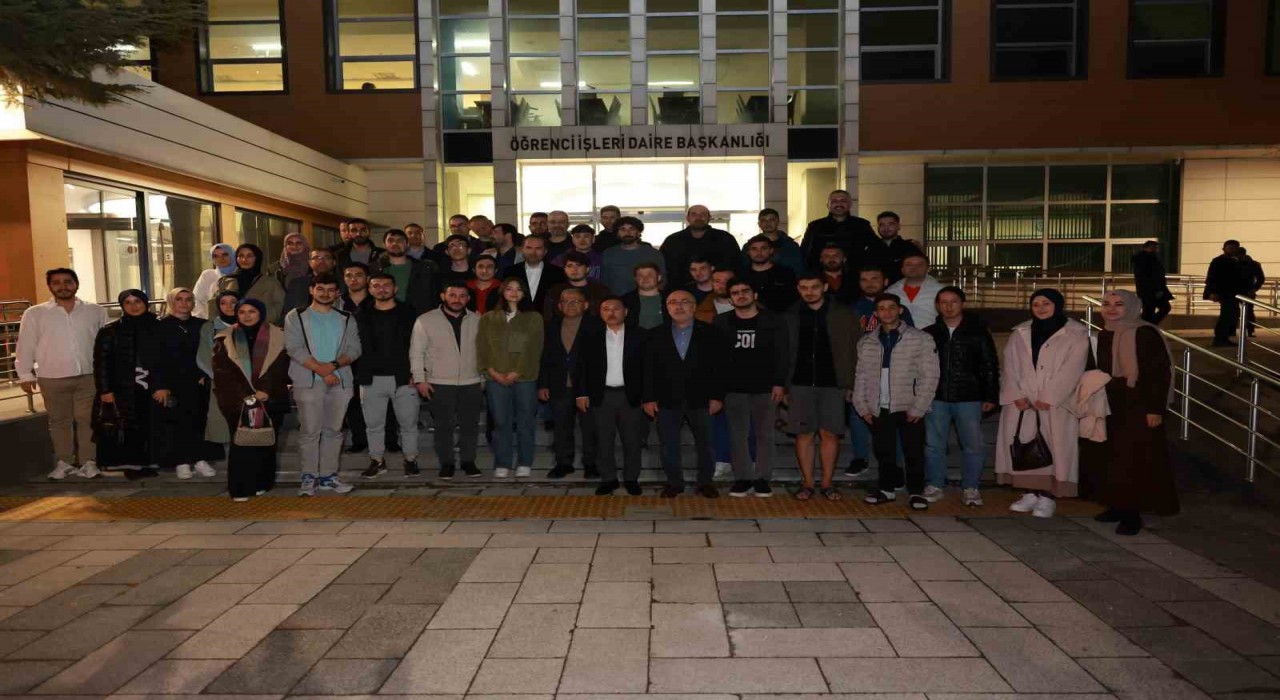 Vali ve Büyükşehir Belediye Başkanı, KAYÜde öğrencilerle sahur yaptı